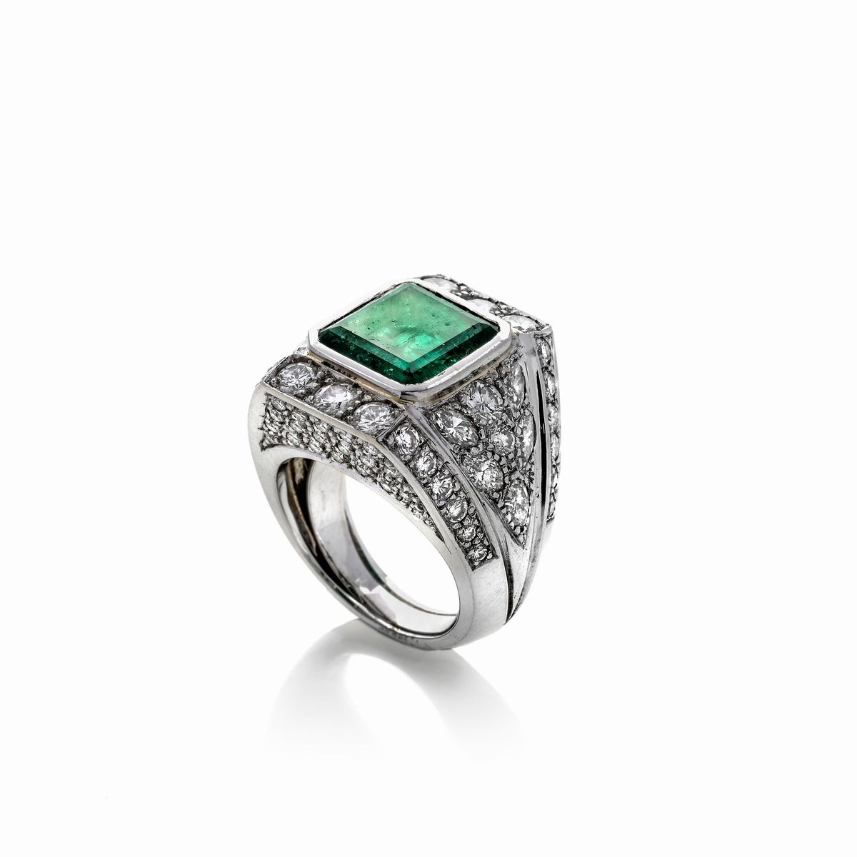 Grande anello a fascia in oro bianco, diamanti e smeraldo