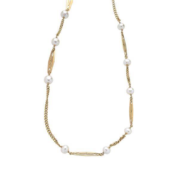 Long necklace in yellow gold and cultured pearls
