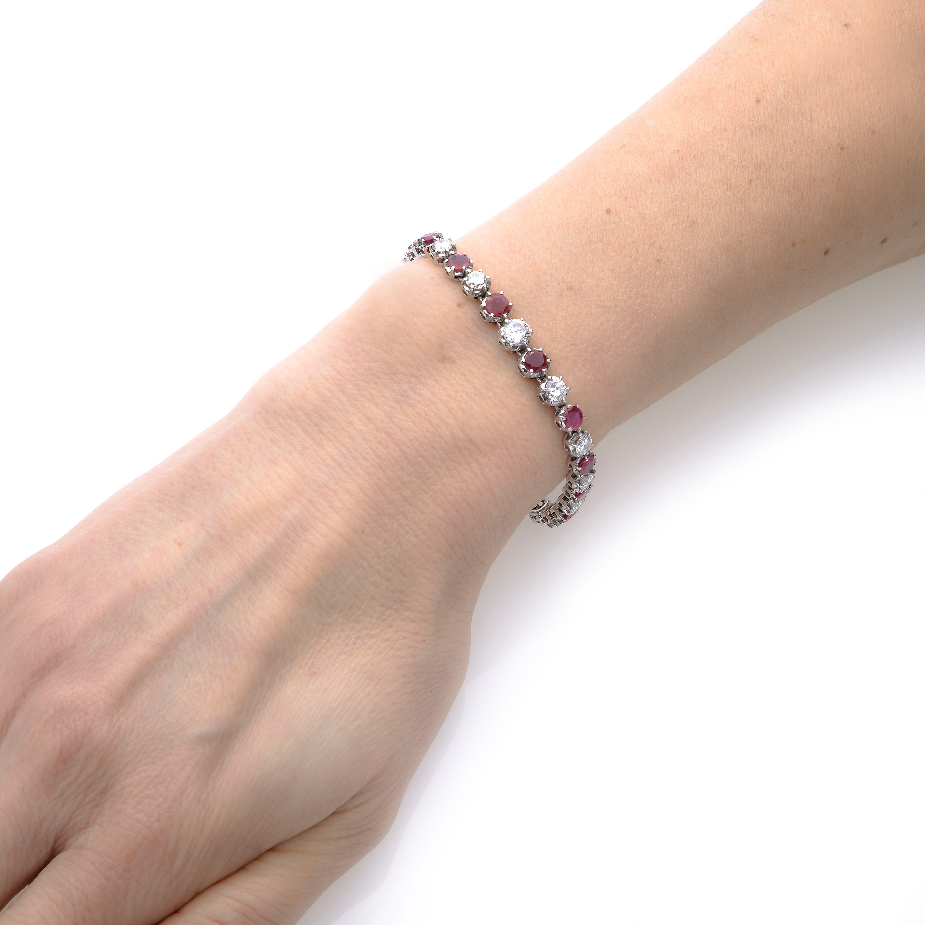Bracciale tennis in oro bianco, diamanti e rubini