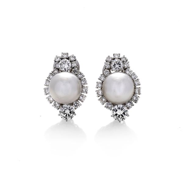 PETOCHI - Paio di orecchini in oro bianco, diamanti e perle australiane