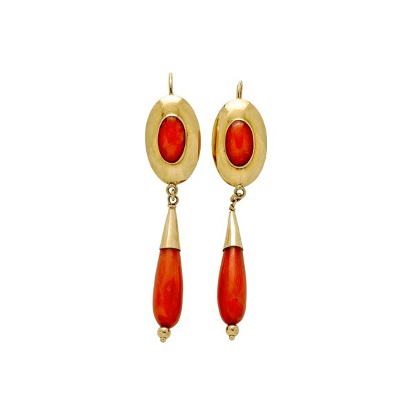 Paio di orecchini pendenti in oro giallo e corallo rosso