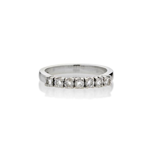 Anello riviére in oro bianco e diamanti