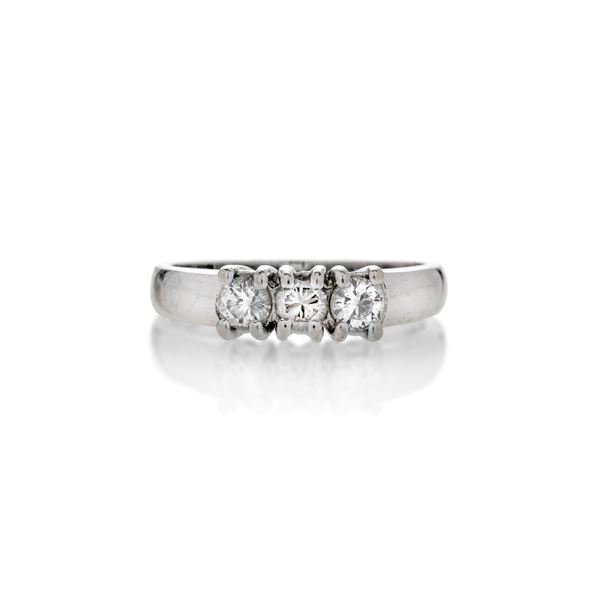 Trilogy ring in white gold and diamonds
