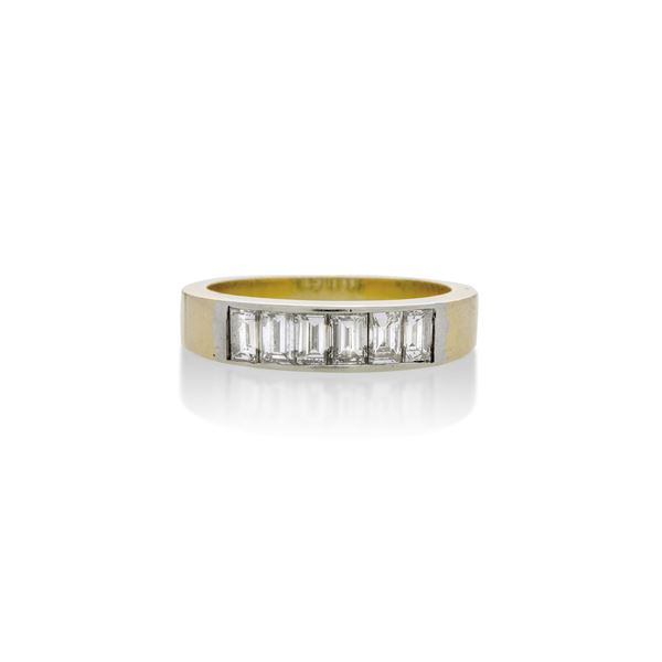Anello a fascia in oro giallo, oro bianco e diamanti