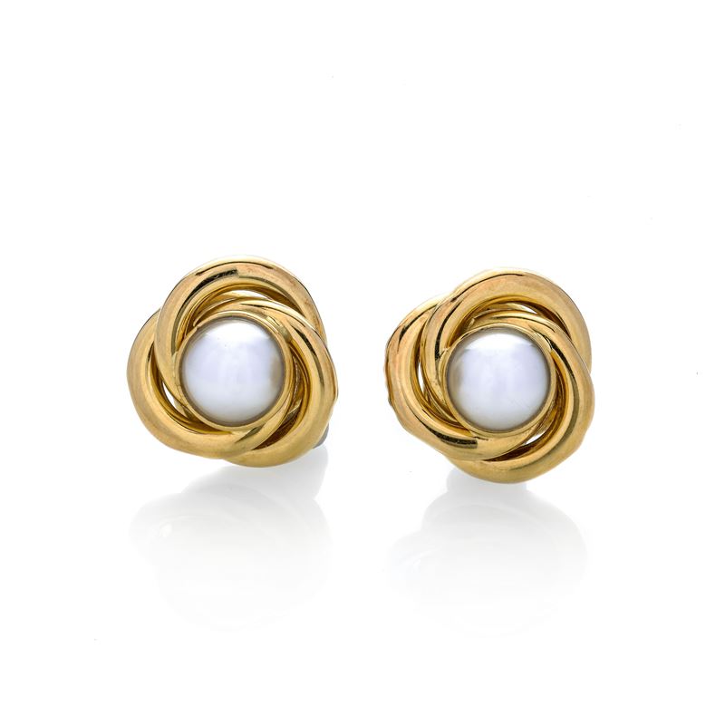 Paio di orecchini a nodo in oro giallo e perle mabè