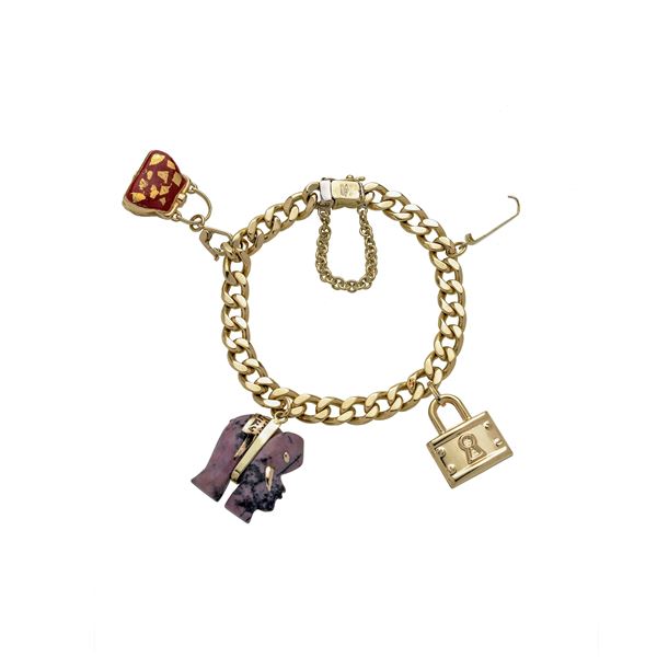 Link bracelet with three charms in yellow gold, hard stones and golden metal  - Auction Antique, Modern and Design Jewelery Auction - Curio - Casa d'aste in Firenze