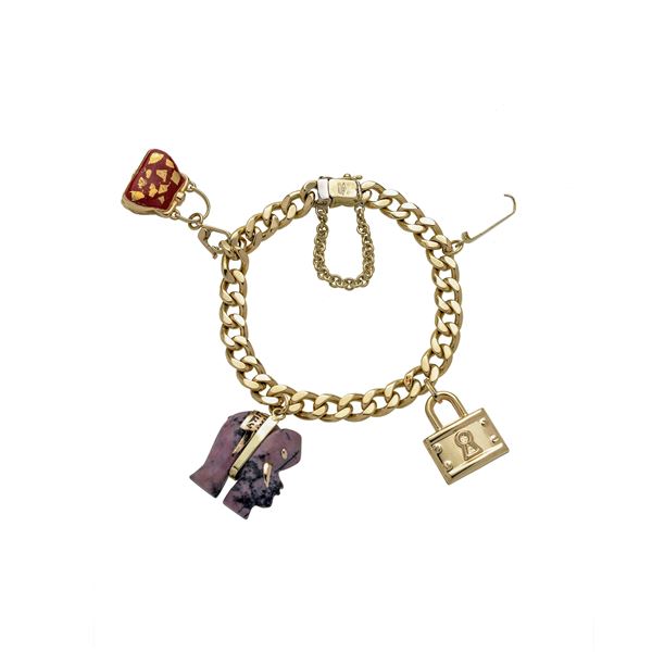 Braccialetto a maglie con tre charms in oro giallo, pietre dure e metallo dorato  - Asta Asta di  Gioielli Antichi, Moderni e Orologi da Polso - Curio - Casa d'aste in Firenze