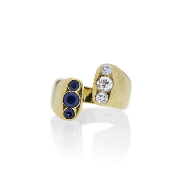 Anello contrariè in oro giallo, diamanti e zaffiri