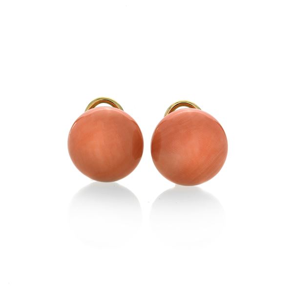 Paio di grandi orecchini in oro giallo e corallo rosa