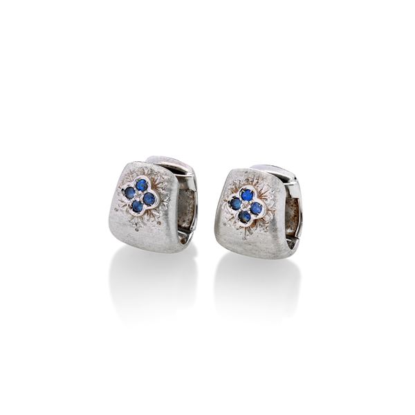 Pair of earrings in engraved white gold and clear sapphires