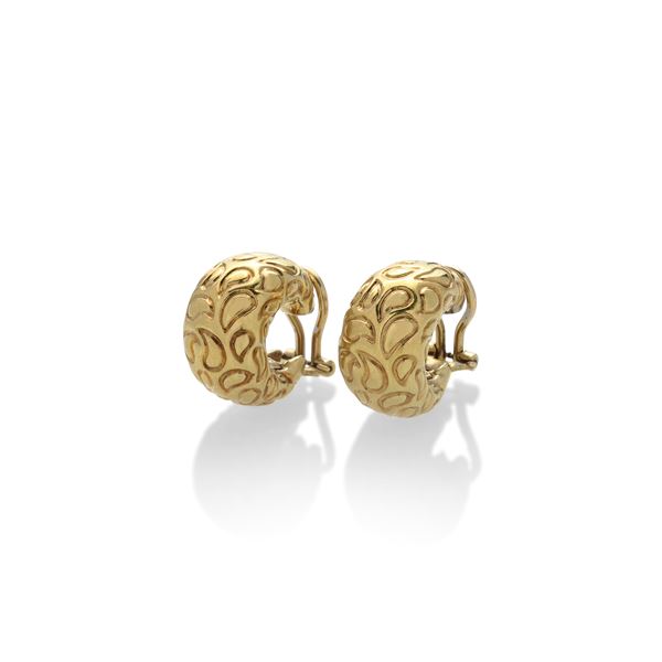 Pair of rounded semicircle earrings in yellow gold engraved with floral motifs