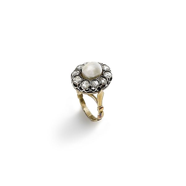 Anello a margherita in oro giallo, argento, diamanti e perla naturale