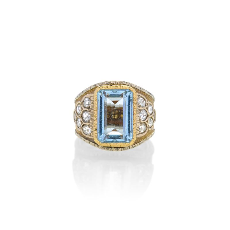 Anello a fascia in oro giallo inciso, oro bianco, diamanti e acquamarina