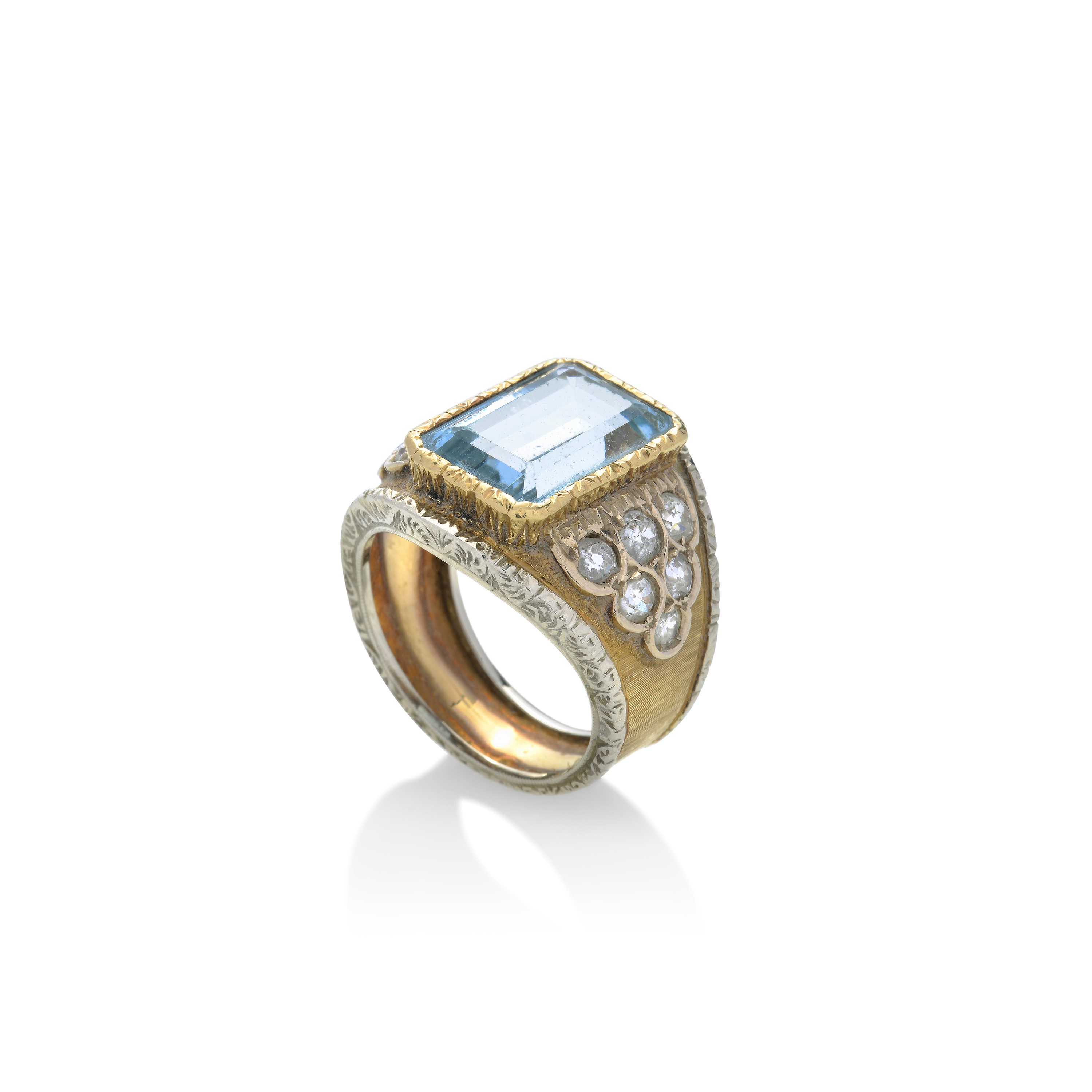 Anello a fascia in oro giallo inciso, oro bianco, diamanti e acquamarina