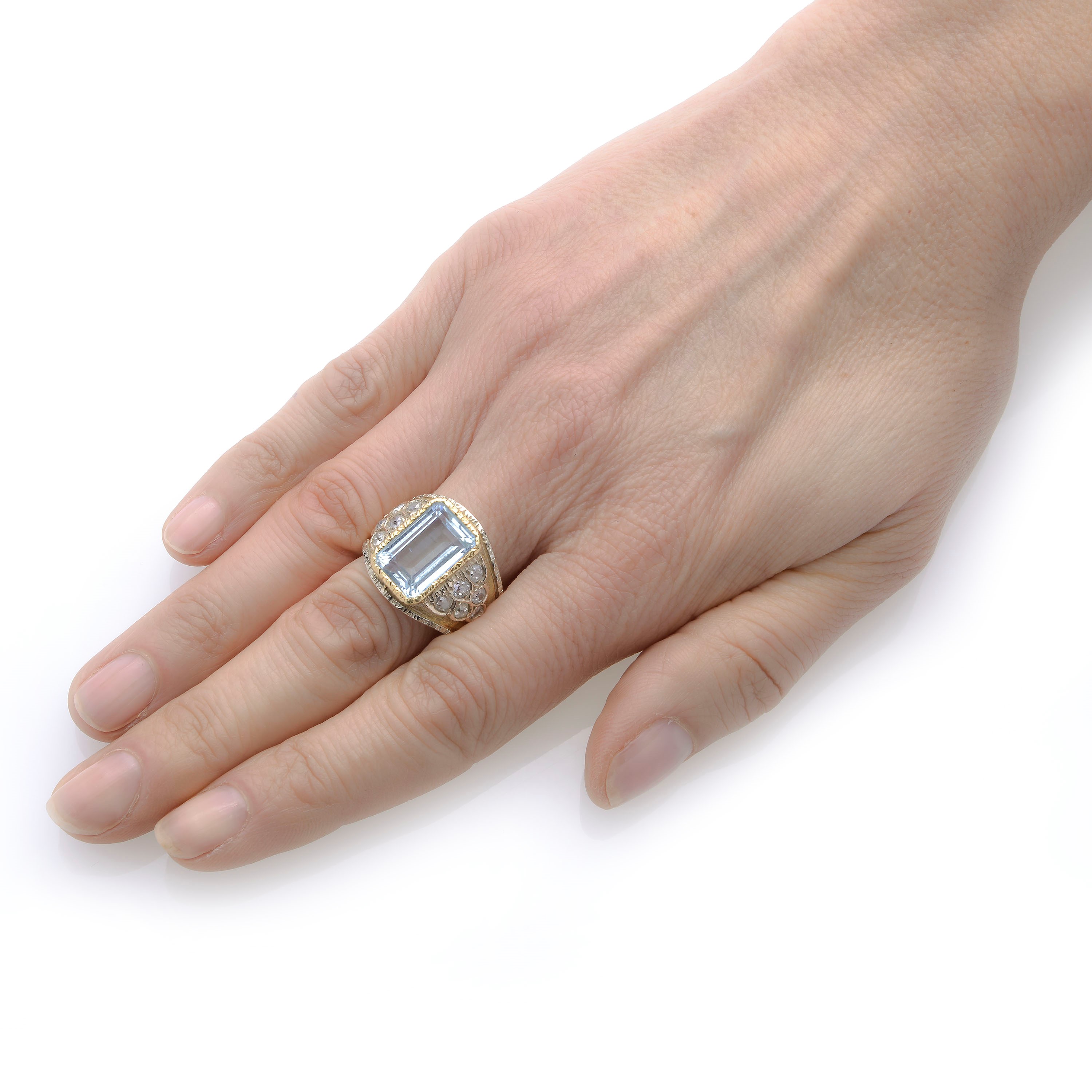 Anello a fascia in oro giallo inciso, oro bianco, diamanti e acquamarina