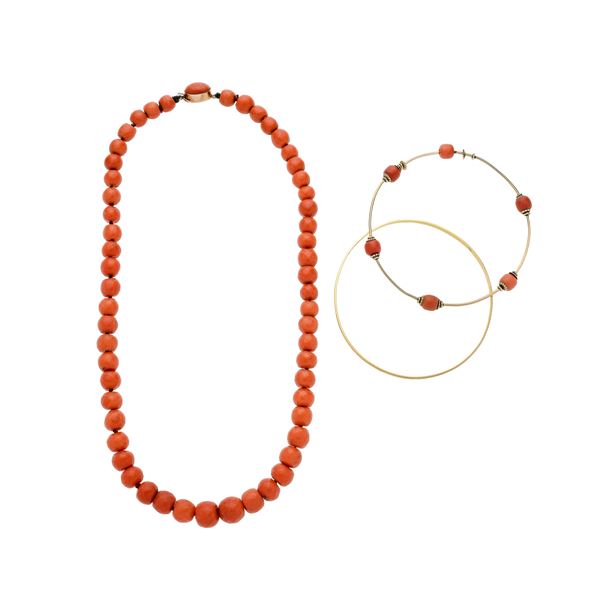 Girocollo in corallo rosa e oro giallo  due bracciali rigidi in oro 12 kt e corallo rosso