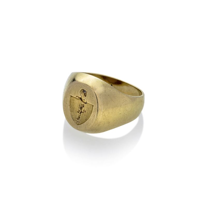 Anello chevalier in oro giallo con stemma nobiliare inciso