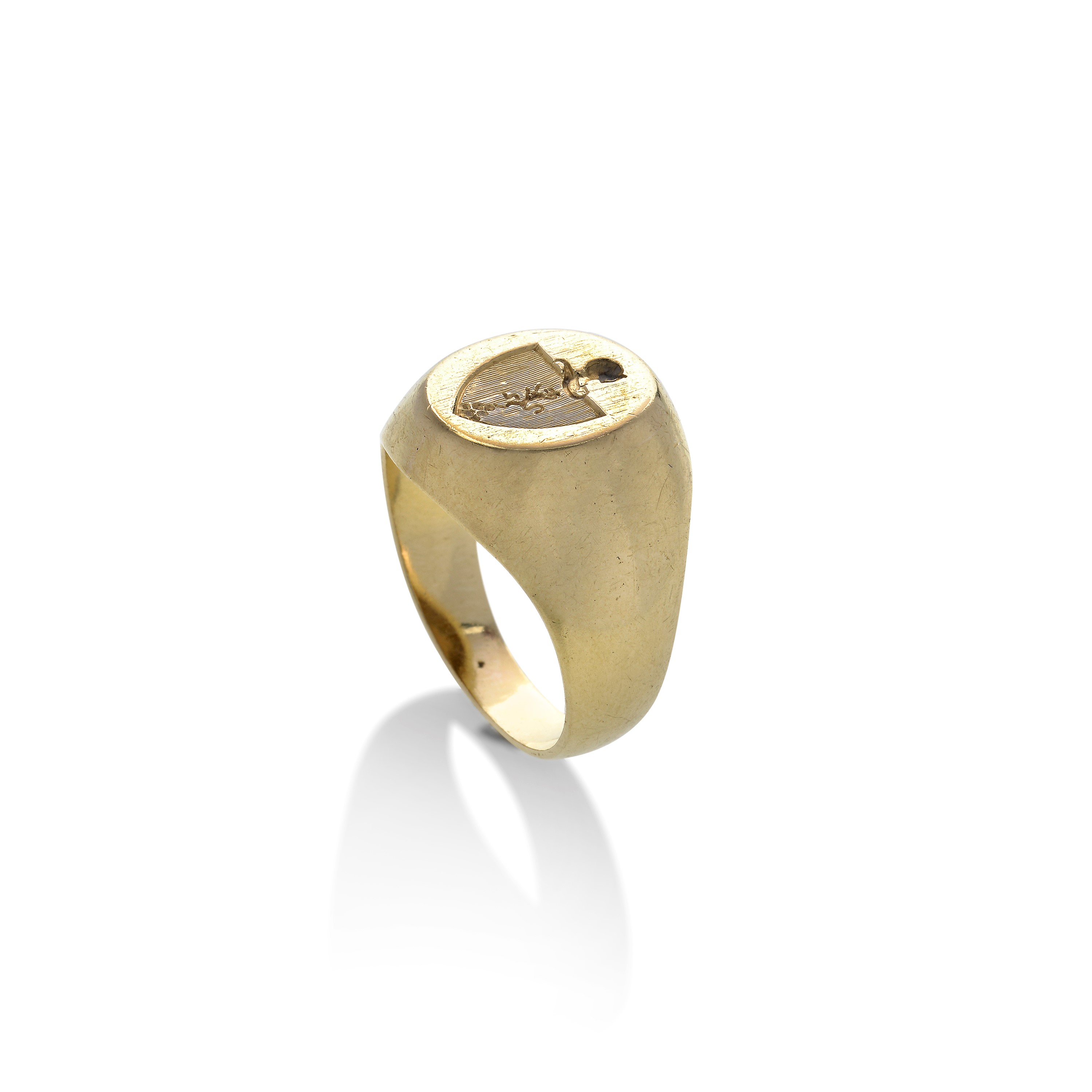 Anello chevalier in oro giallo con stemma nobiliare inciso