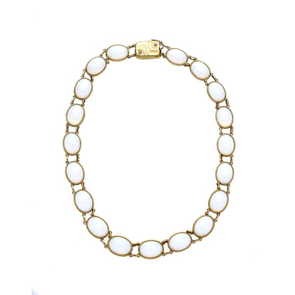 Necklace in yellow gold, diamonds and moonstone
