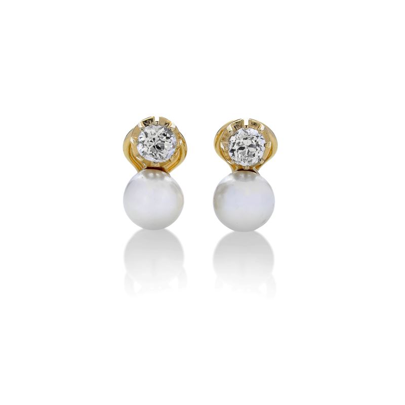 Paio di orecchini in oro giallo, diamanti e perle coltivate