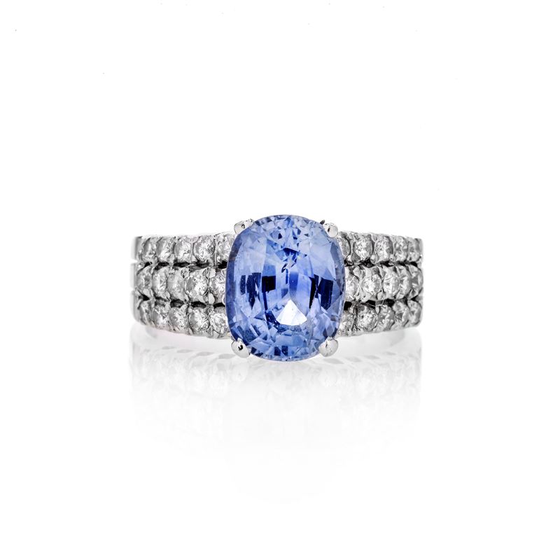 Anello a fascia in oro bianco, diamanti e zaffiro Ceylon