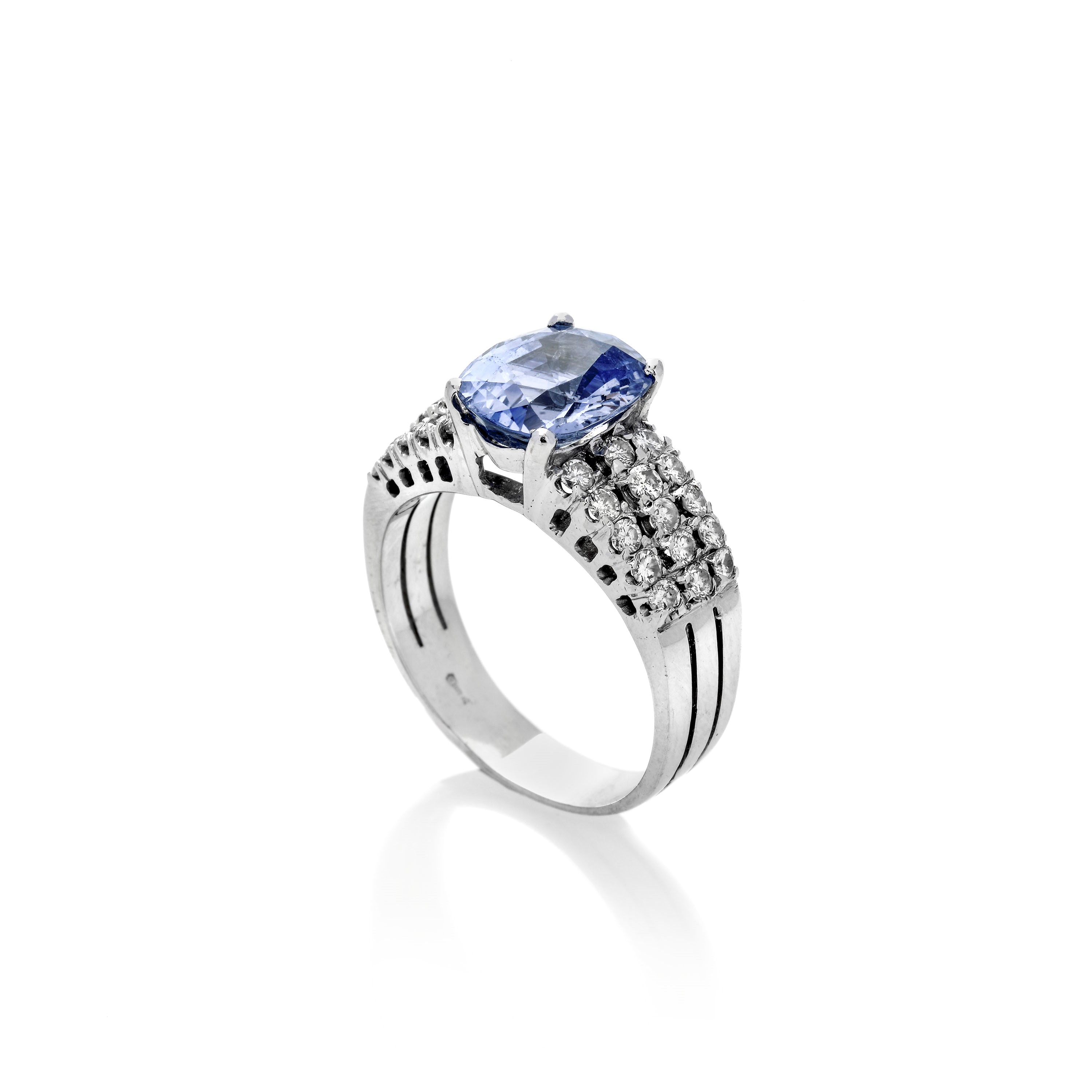Anello a fascia in oro bianco, diamanti e zaffiro Ceylon