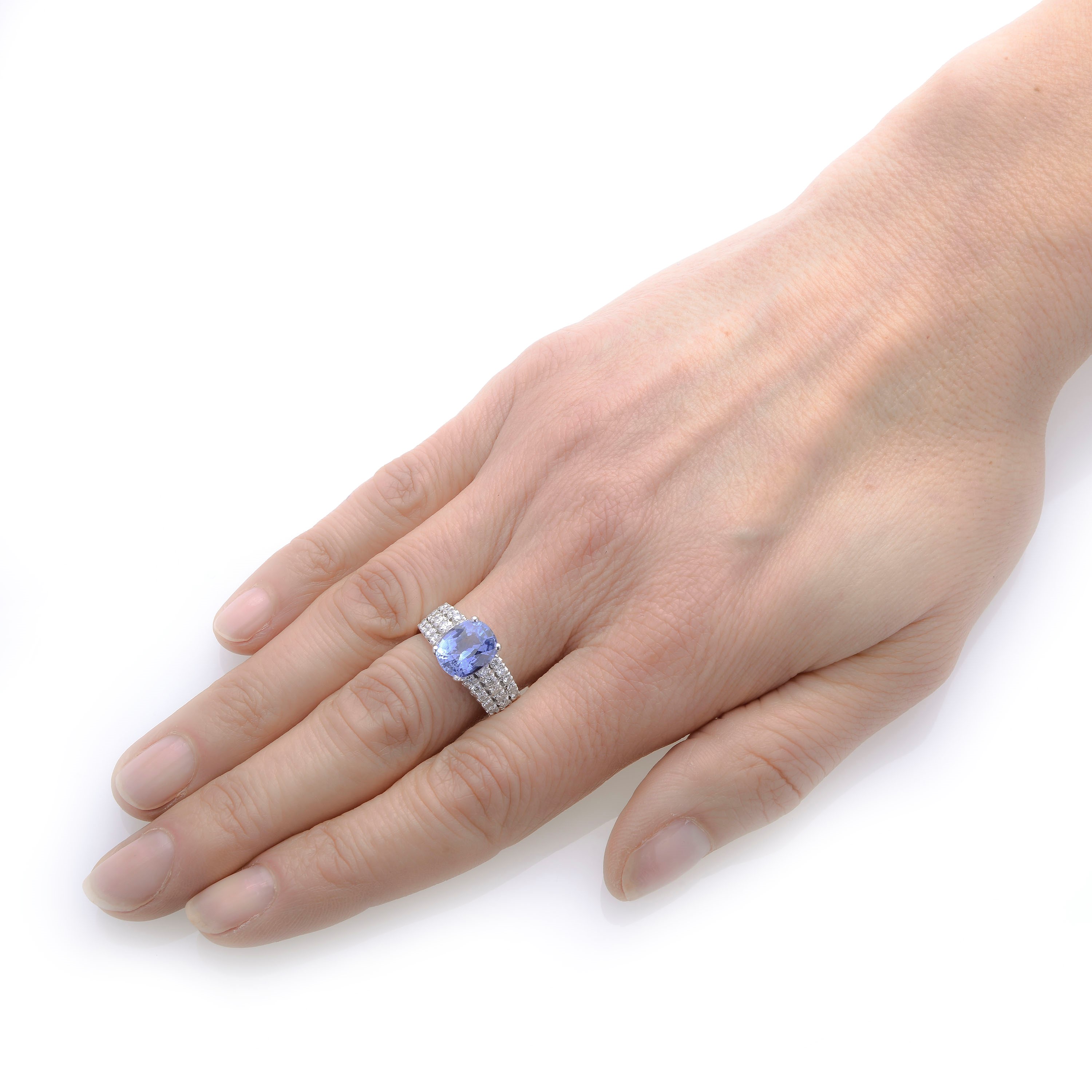 Anello a fascia in oro bianco, diamanti e zaffiro Ceylon