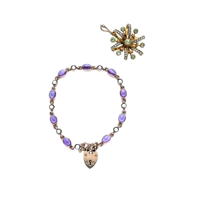 Bracciale in oro 9 kt, ametista e perle e spilla pendente in oro 9 kt, microperle e peridoto