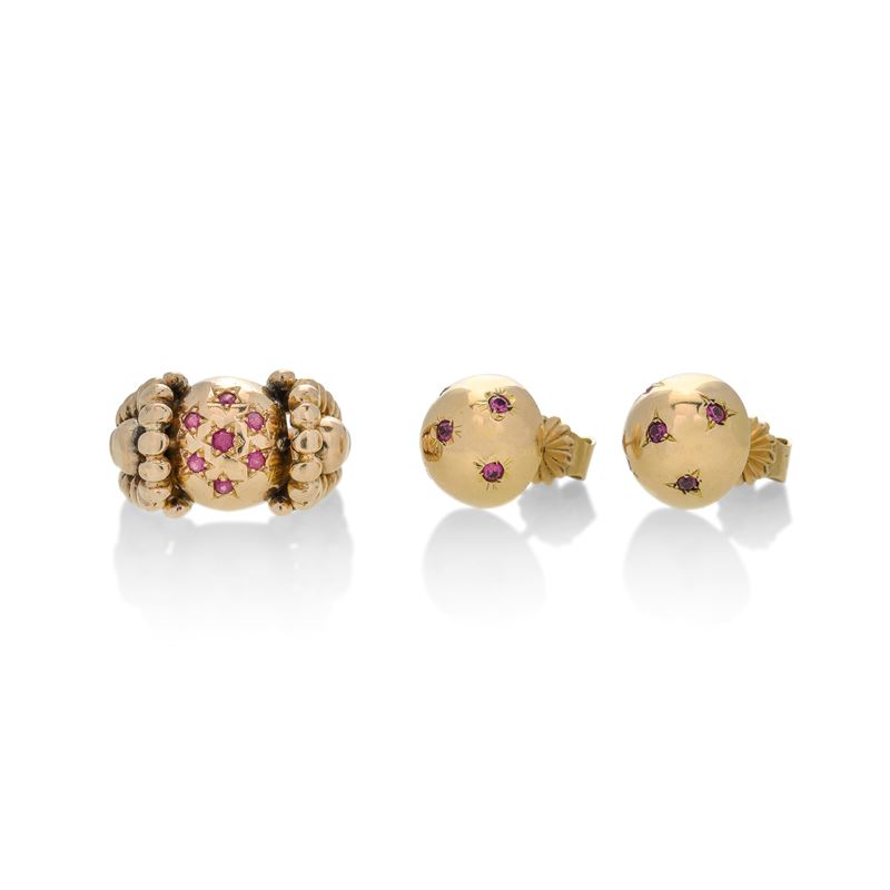 Parure composta da paio di orecchini e anello in oro rosa e rubini