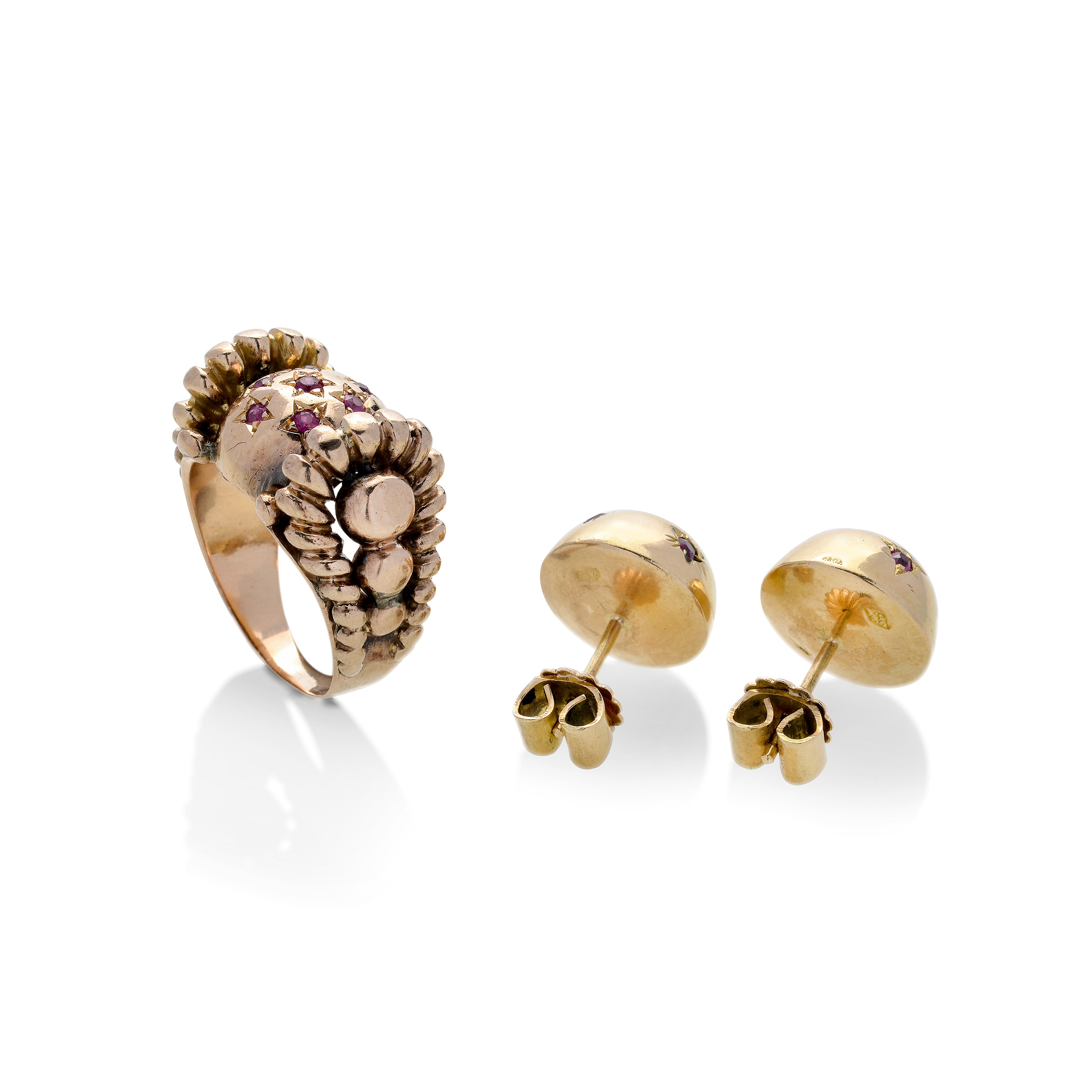 Parure composta da paio di orecchini e anello in oro rosa e rubini