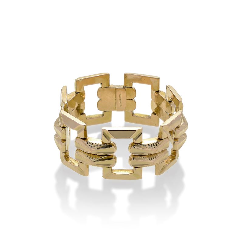 Alto bracciale di ispirazione geometrica in oro giallo