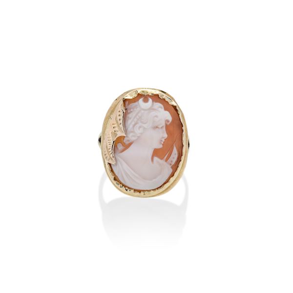 Ring in yellow gold and shell cameo