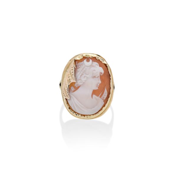 Anello in oro giallo e cammeo in conchiglia