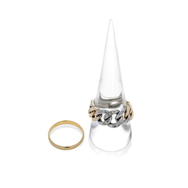 Anello a fascia con maglie a barbazzale in oro giallo, oro bianco e diamanti e una fede  (Anni Novanta)  - Asta Asta di  Gioielli Antichi, Moderni e Orologi da Polso - Curio - Casa d'aste in Firenze