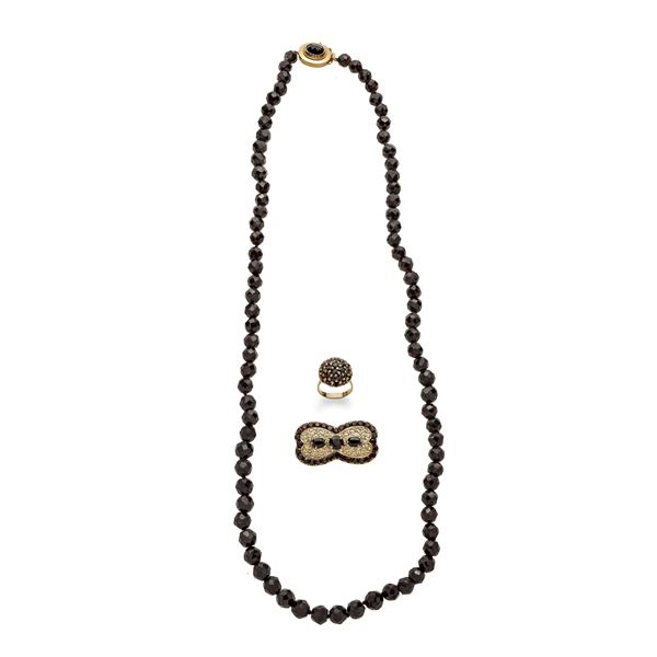 Collana, spilla rettangolare e anello in oro giallo 18 kt e granati
