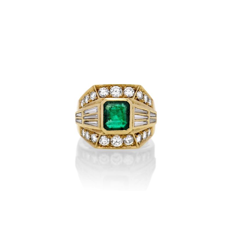 Anello in oro giallo, diamanti e smeraldo