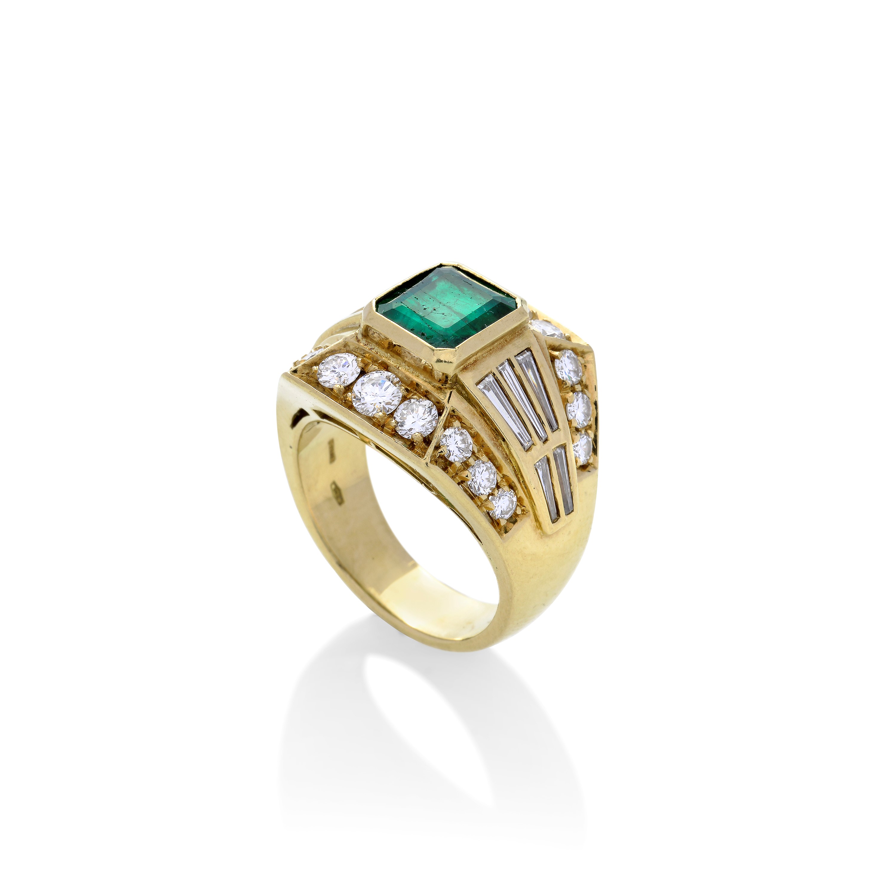 Anello in oro giallo, diamanti e smeraldo
