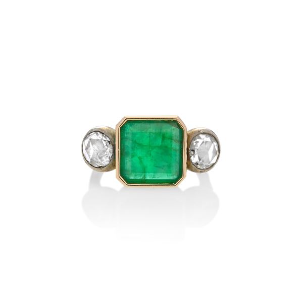 Anello in oro giallo, argento, diamanti e smeraldo
