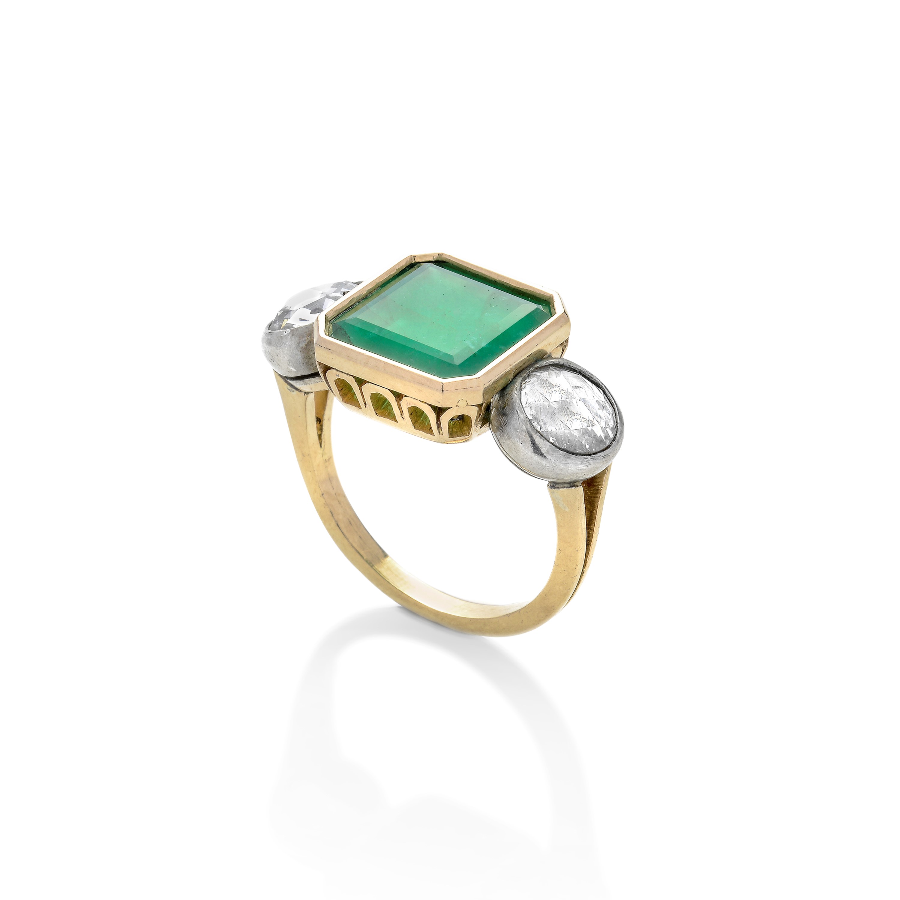 Anello in oro giallo, argento, diamanti e smeraldo