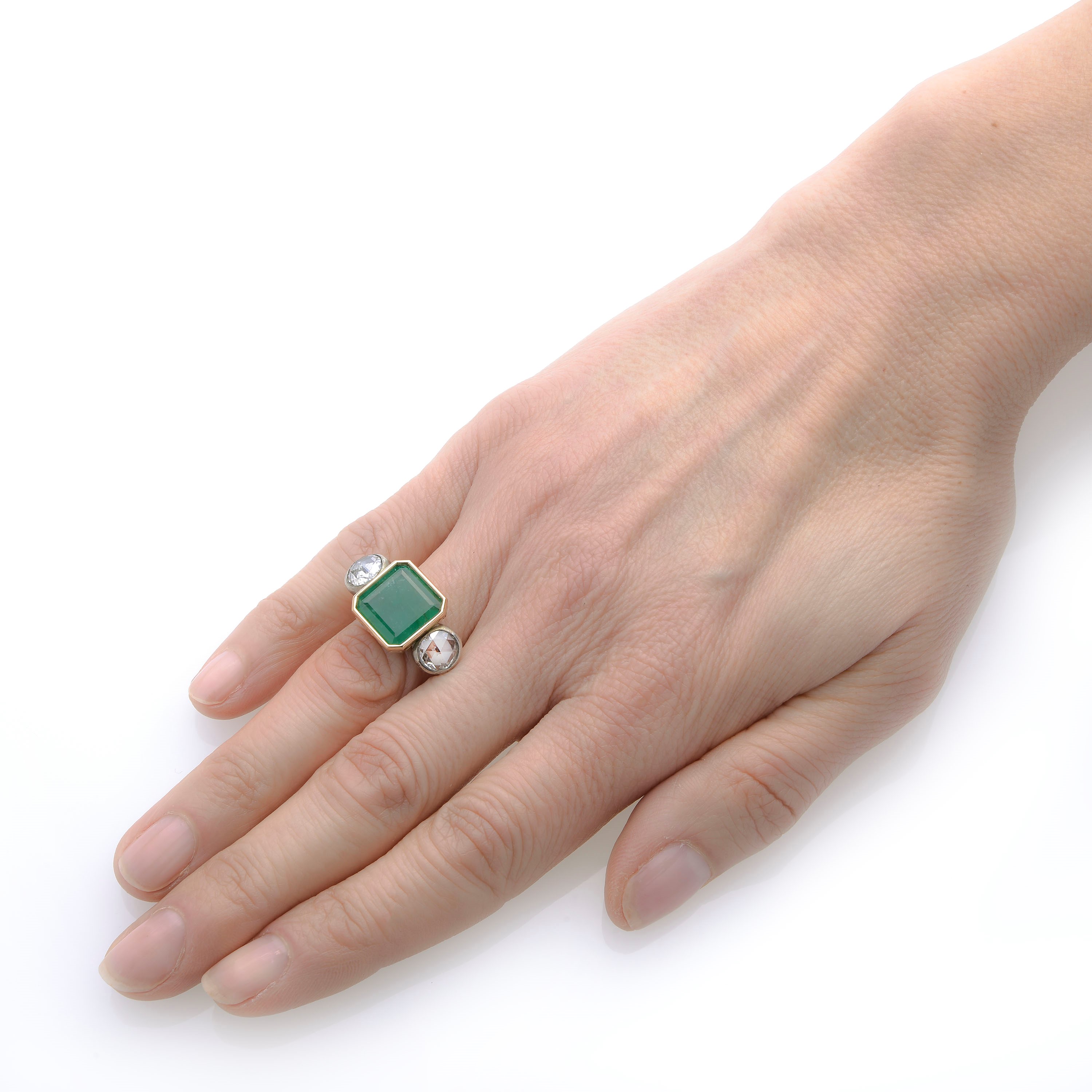 Anello in oro giallo, argento, diamanti e smeraldo