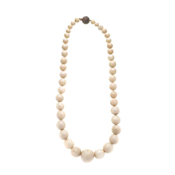 Collana in corallo bianco, oro, argento e rubini