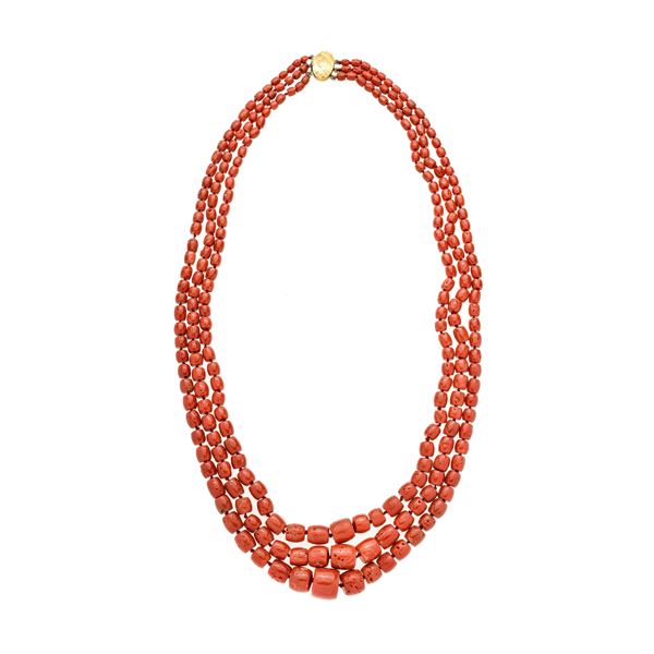 Three strand necklace in red coral and yellow gold