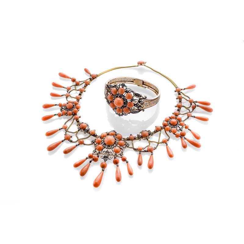 Importante collana e bracciale rigido in oro giallo, oro basso, argento, diamanti e corallo rosa