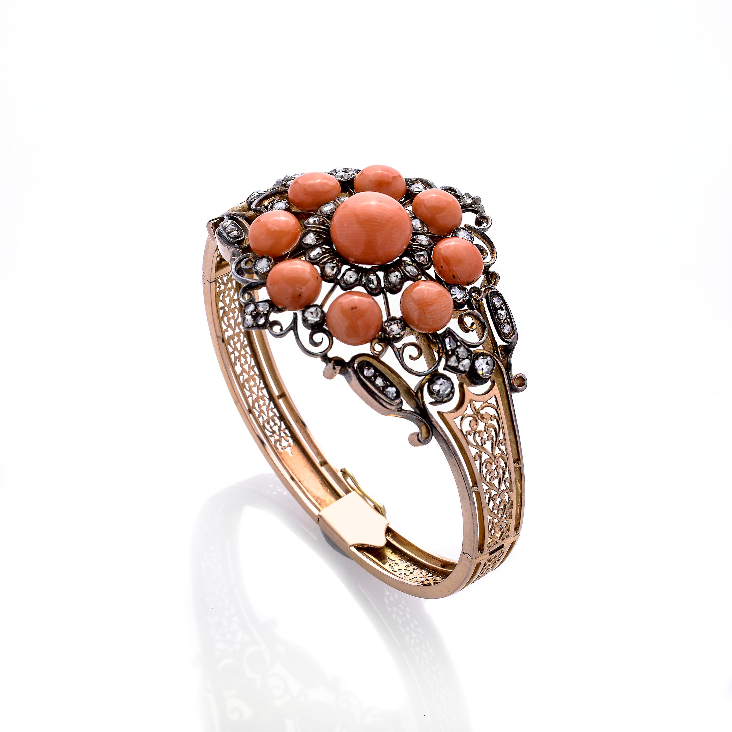 Importante collana e bracciale rigido in oro giallo, oro basso, argento, diamanti e corallo rosa