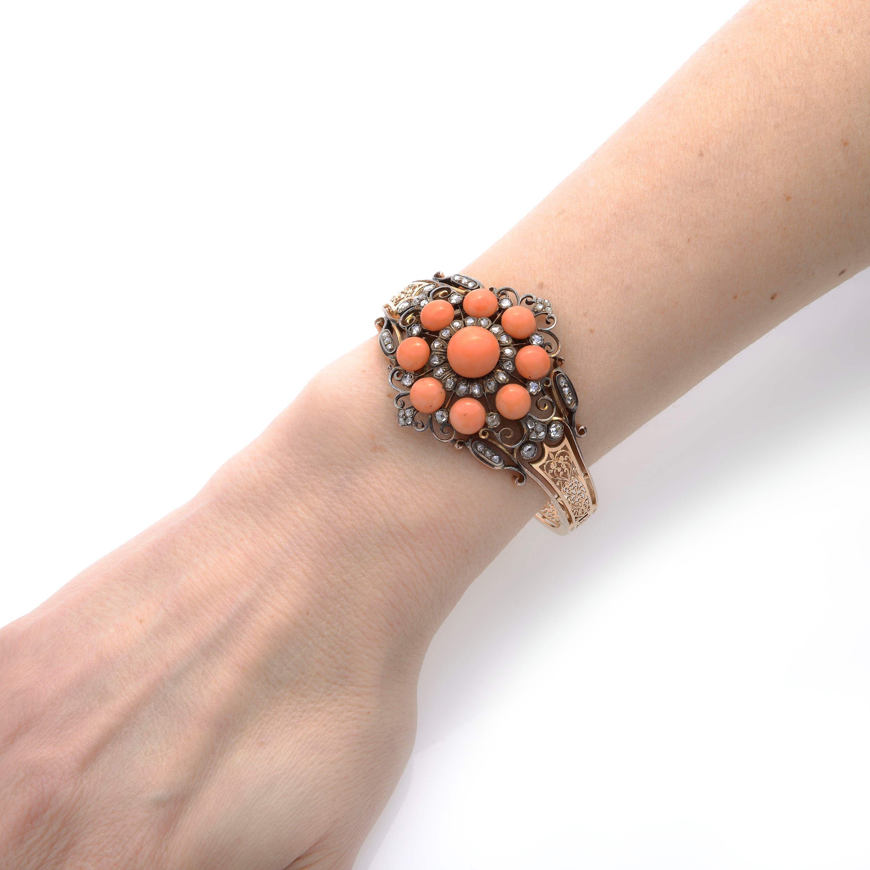 Importante collana e bracciale rigido in oro giallo, oro basso, argento, diamanti e corallo rosa
