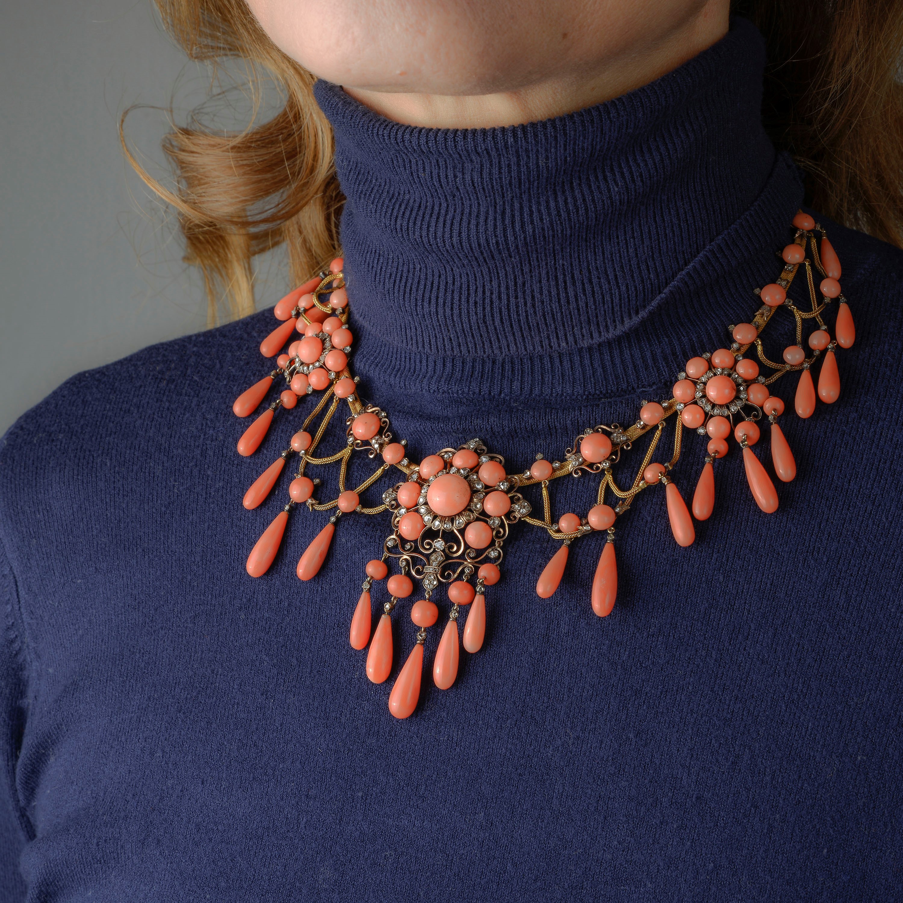 Importante collana e bracciale rigido in oro giallo, oro basso, argento, diamanti e corallo rosa