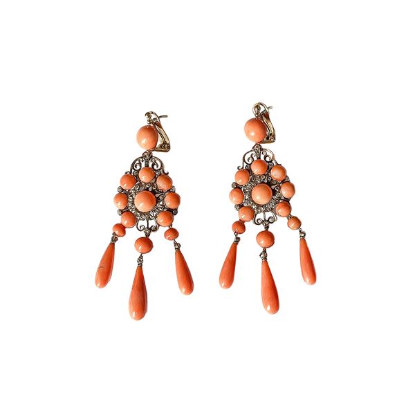 Pair of earrings, brooch and ring in yellow gold, low gold, silver, diamonds and pink coral