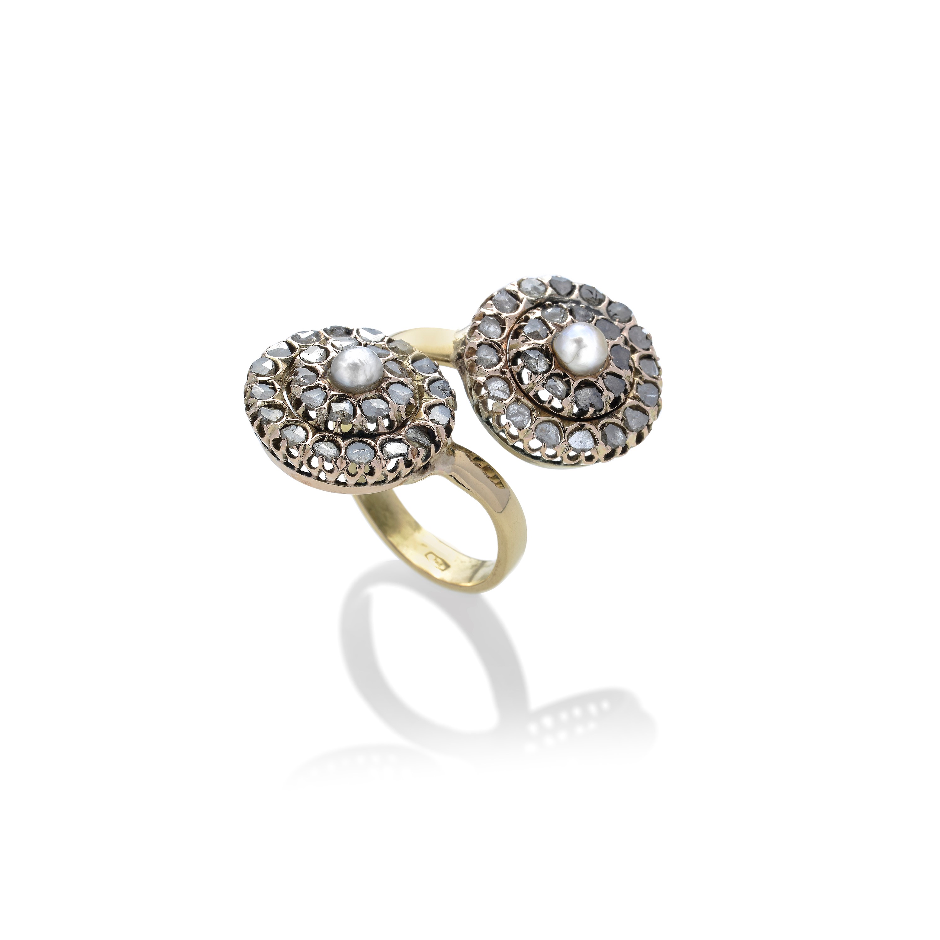 Anello contrariè in oro giallo, oro a basso titolo, diamanti e perle