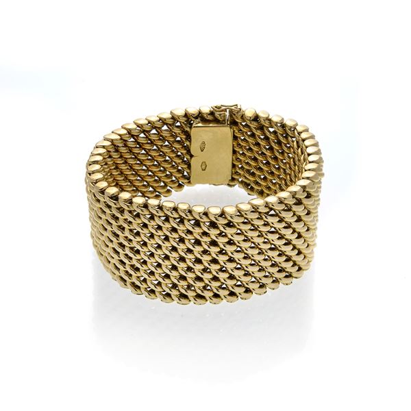 Wide bracelet in yellow gold in imitation of fabric