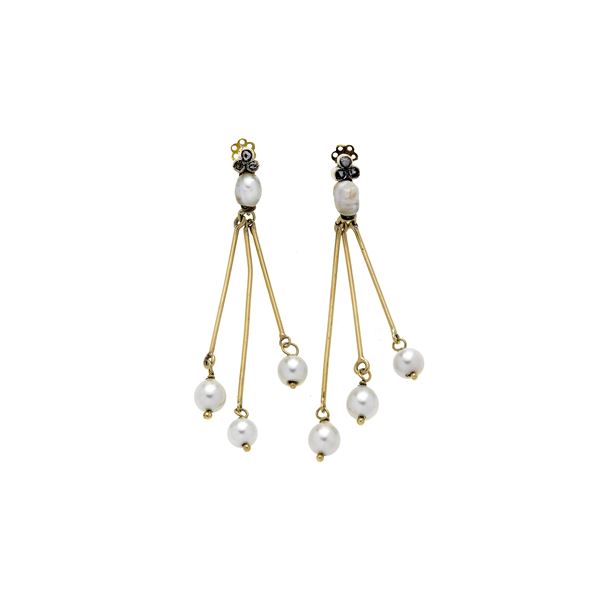 Pair of long drop bar earrings in low gold, yellow gold, diamonds and pearls  (Partly early 20th century)  - Auction Antique, Modern and Design Jewelery Auction - Curio - Casa d'aste in Firenze